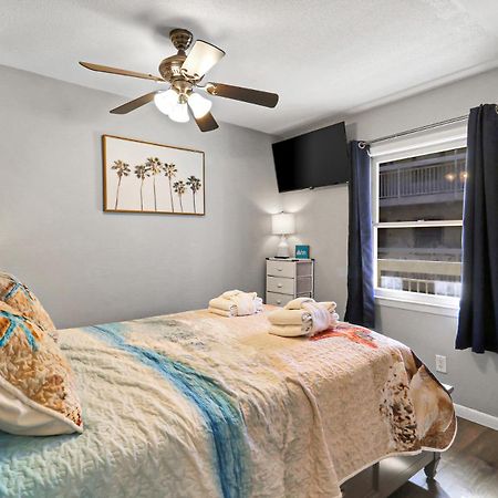The Breakers #220 Beach Condo, Beautiful Ocean View At Coligny Beach, 4 N Forest Beach Drive Hilton Head, Walk To All Shops Restaurants, Renovated Jan 2024, Vacation Rental Hhi Llc 힐튼 헤드 아일랜드 외부 사진