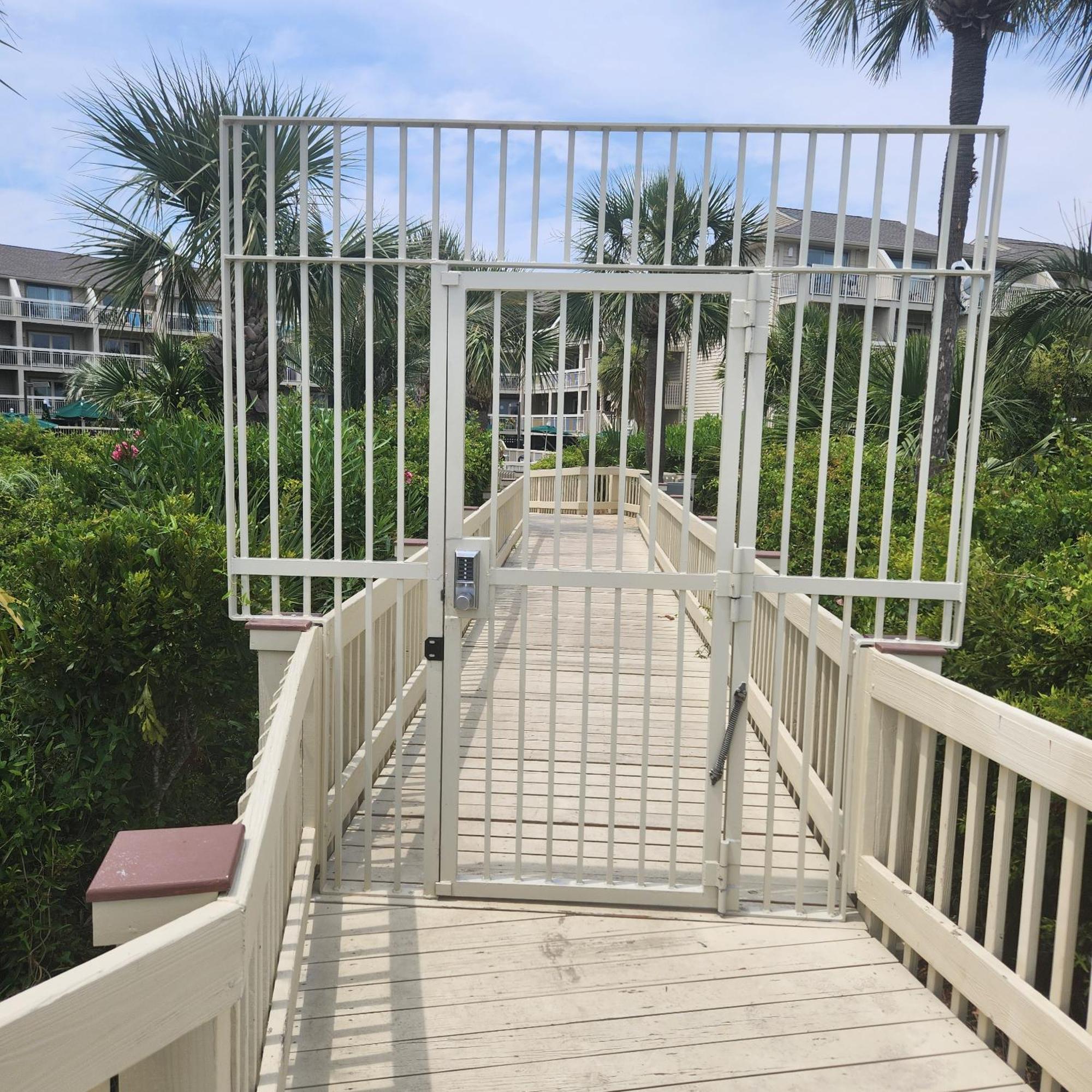 The Breakers #220 Beach Condo, Beautiful Ocean View At Coligny Beach, 4 N Forest Beach Drive Hilton Head, Walk To All Shops Restaurants, Renovated Jan 2024, Vacation Rental Hhi Llc 힐튼 헤드 아일랜드 객실 사진